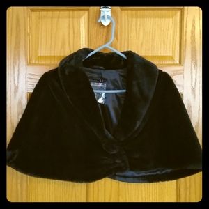 Apostrophe faux fur cape